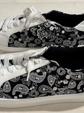 Women’s Black & White Paisley Lace-Up Sneakers 8.5
